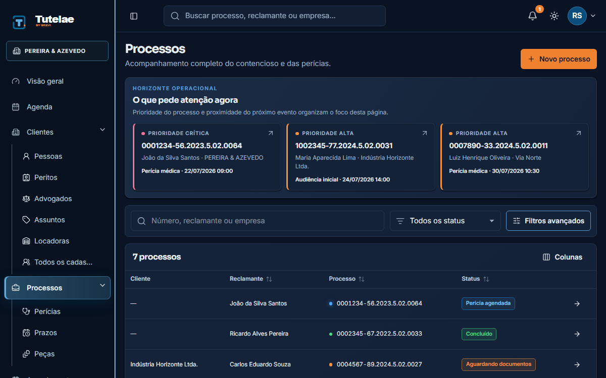 Lista de processos com número, cliente, assunto e situação.